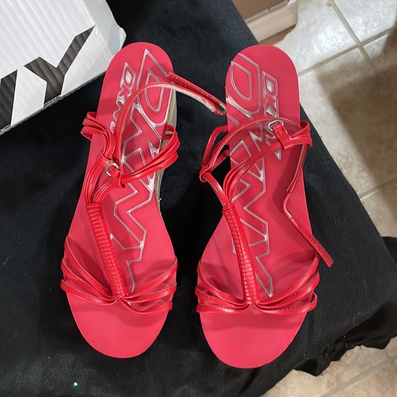 Coral and beige DKNY wedges - Picture 2 of 4